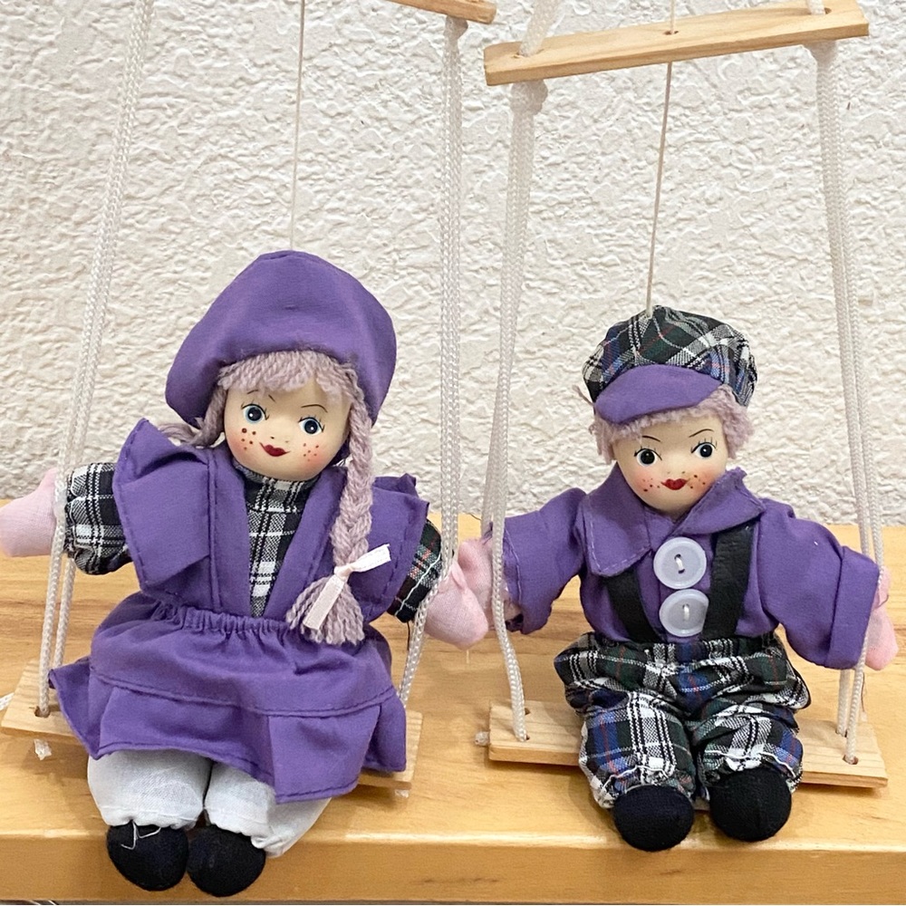 Vintage Kein Spielzeug Boy & Girl in a Swing Mini Puppet Doll